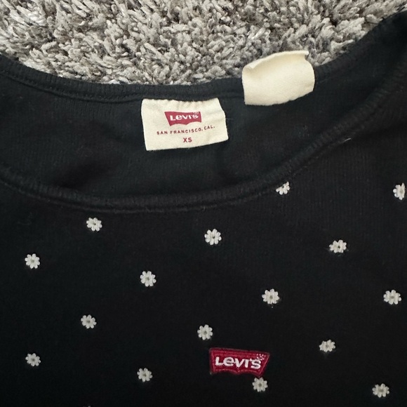 Levis women’s black floral tshirt - Picture 3 of 3
